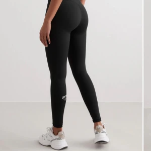 Aimn träningstights - Low waisted Black Edge Core Tights, inga defekter! Sälj inte längre på hemsidan! Nypris 399kr✨💕✨💕