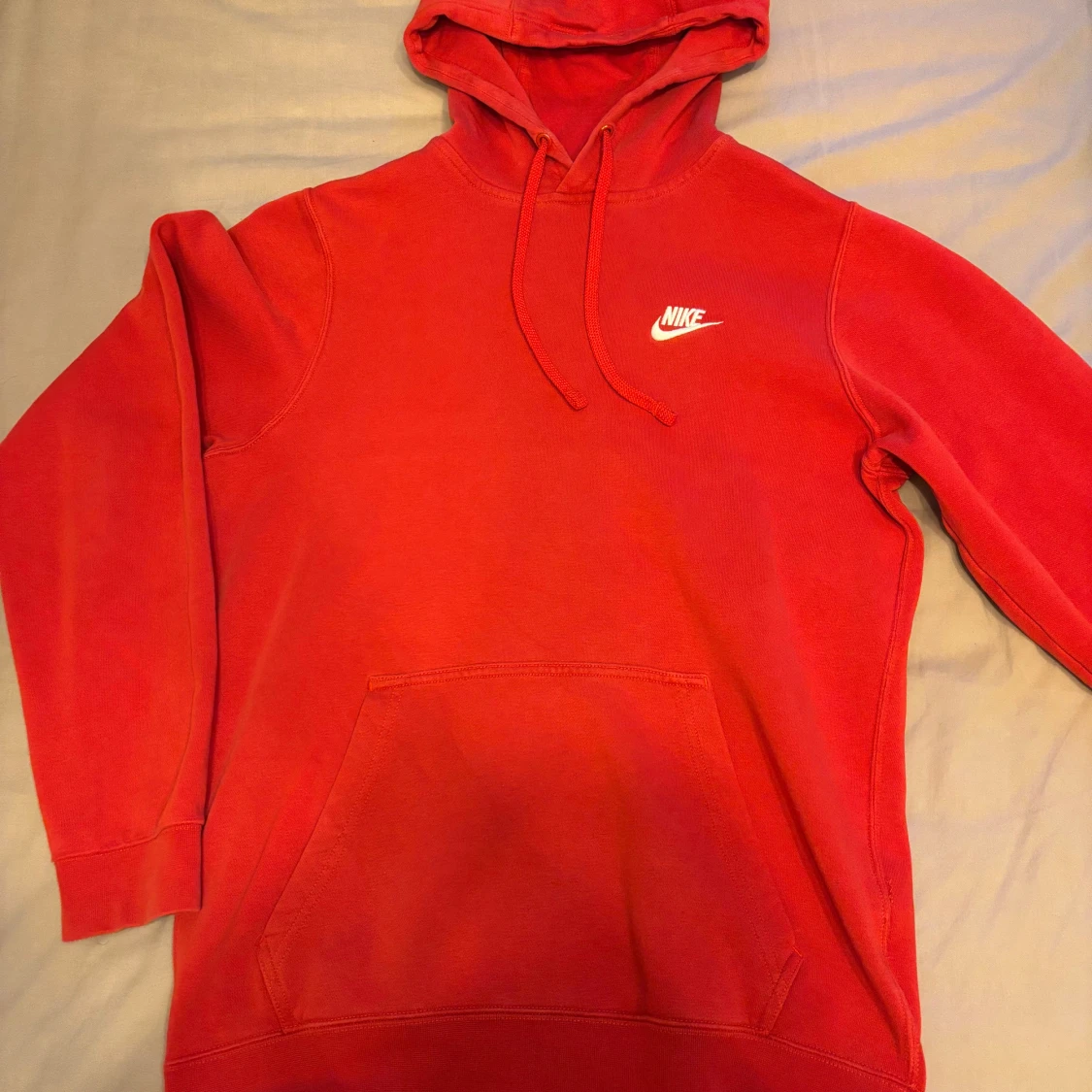 Röd hoodie från Nike