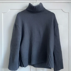 Stickad polotröja - Fin eftertraktad tröja från hm!❣️