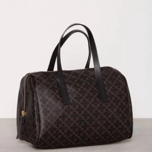 Malene Birger moshie väska - Säljer nu denna otroliga malene Birger väskan i modellen moshie. Finns ej att köpa hos malene Birger längre. SKICKA GÄRNA PRISFÖRSLAG.  