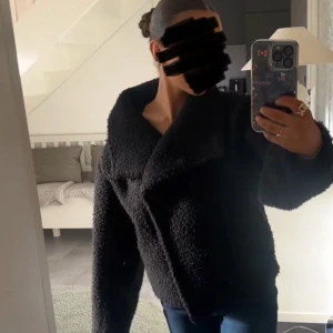 Svart kappa från Gina tricot - En svart super skön kappa perfekt nu till våren från Gina tricot helt slutsåld på hem sidan!sitter jätte fint på och är varm man kan snäppa upp den om man vill ha en krage.skicka privat för fler bilder😀