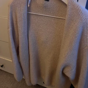 Beige stickad kofta - Mysig beige stickad kofta , använd 3 gånger, 
