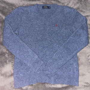 Ralph Lauren Stickad Tröja  - Tvärfet stickad tröja från Ralph Lauren🙌Ttröjan sitter som XS och skulle passa någon som är ca 170cm eller kortare✅ hör av dig vid frågor:)