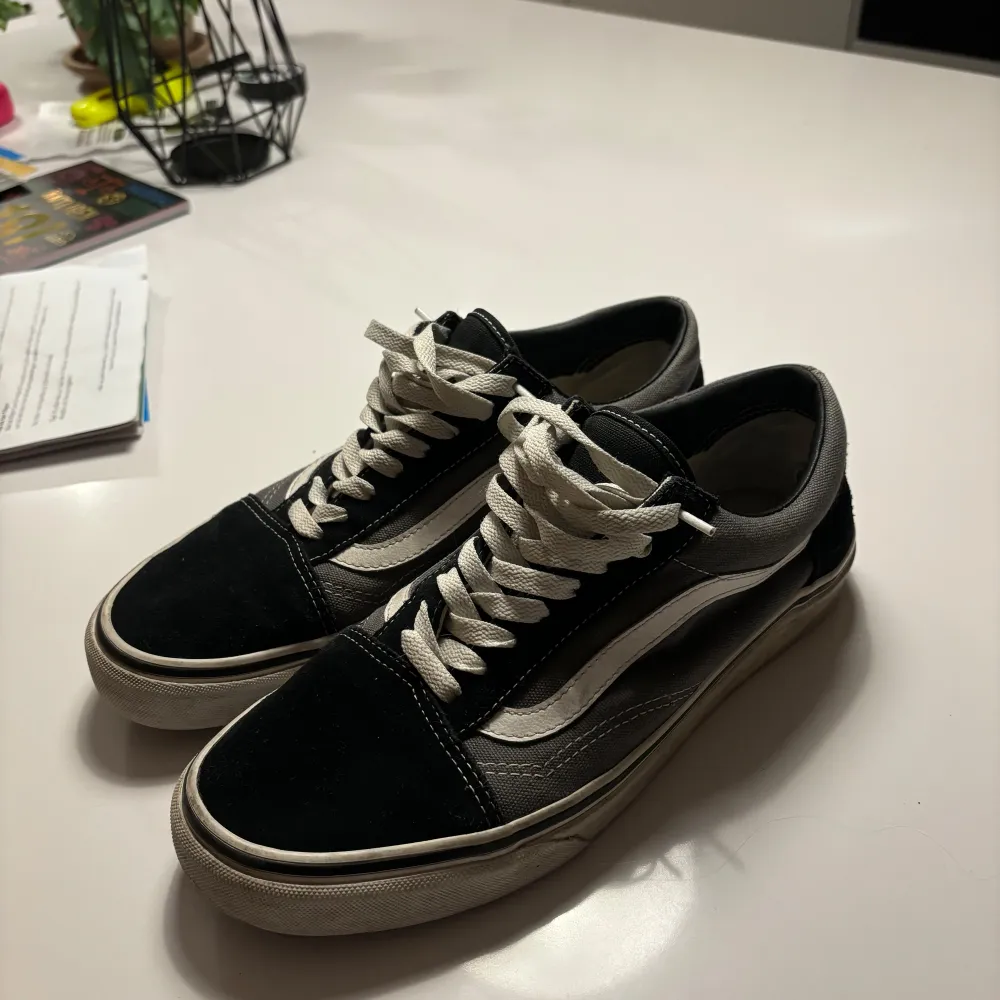 Säljer nu mina fräscha Vans skor som jag knappt har använt, de är i riktigt bra skick! Hör av dig vid funderingar🙌🤩. Kengät.