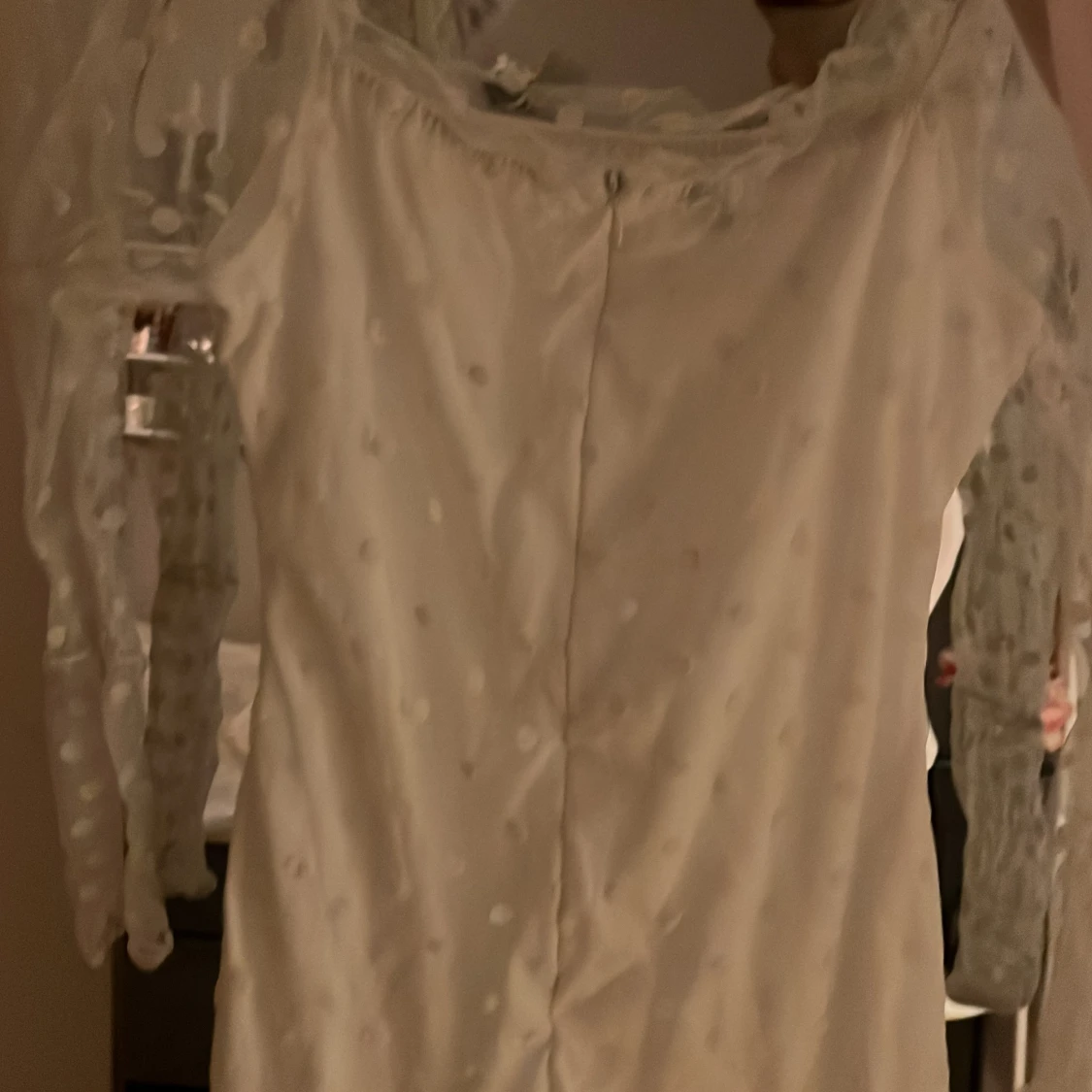 Vit klänning med prickiga ärmar - 1