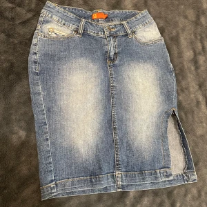 jeanskjol med slits - snygg jeanskjol i klassisk blå denim med en stilren slits på sidan, knappt använd (har bara varit i källaren; ifall det ’luktar’) 