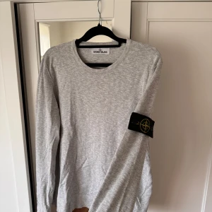 Grå långärmad tröja från Stone Island - Säljer en stilren grå långärmad tröja från Stone Island. Strlk M, hör av dig vid intresse!