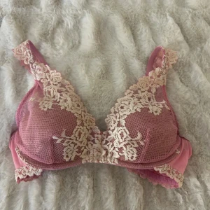 Intimissimi bh  - Säljer min bh då den är för liten, knappt använd och pris är diskuterbart! Skriv för fler bilder❤️