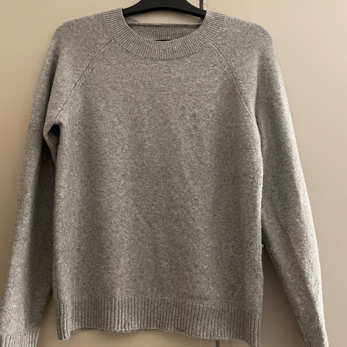 Grå stickad tröja