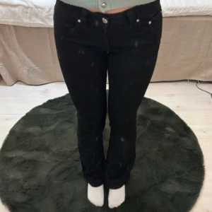 Svarta jeansbyxor - Snygga svarta utsvängda jeans från gina bara använde några gånger. Från gina tricot