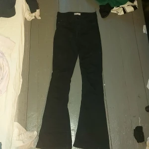 Svarta bootcut jeans från Perfect Jeans - Snygga svarta bootcut jeans från Perfect Jeans i storlek XS. De har en klassisk design med hög midja och en stilren look. Perfekta för att ge en trendig touch till din outfit.