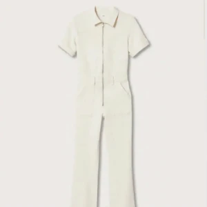Vit jumpsuit med dragkedja - Snygg vit jumpsuit med korta ärmar och dragkedja framtill. Den har en klassisk krage och praktiska fickor. Perfekt för en stilren look. Använd fåtal gånger, Stolek xs men passar xs/s