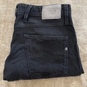 Jeans från Replay - Säljer ett par nice starta jeans från Replay🤩🤩. Taggen för modellen och storleken har ramlat bort men det var Anbass och tror storleken var 32. Skicket är relativt bra
