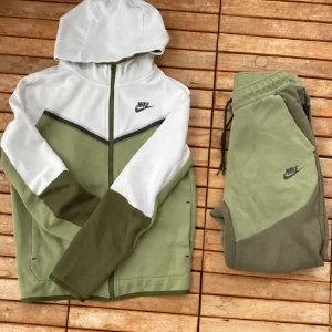 Nike tech - Skick 9,3/10 | Inga fläckar eller defekter | Storlek: 164cm - 170cm (passar som xs)  | Priset är ej hugget i sten 🙌🏼