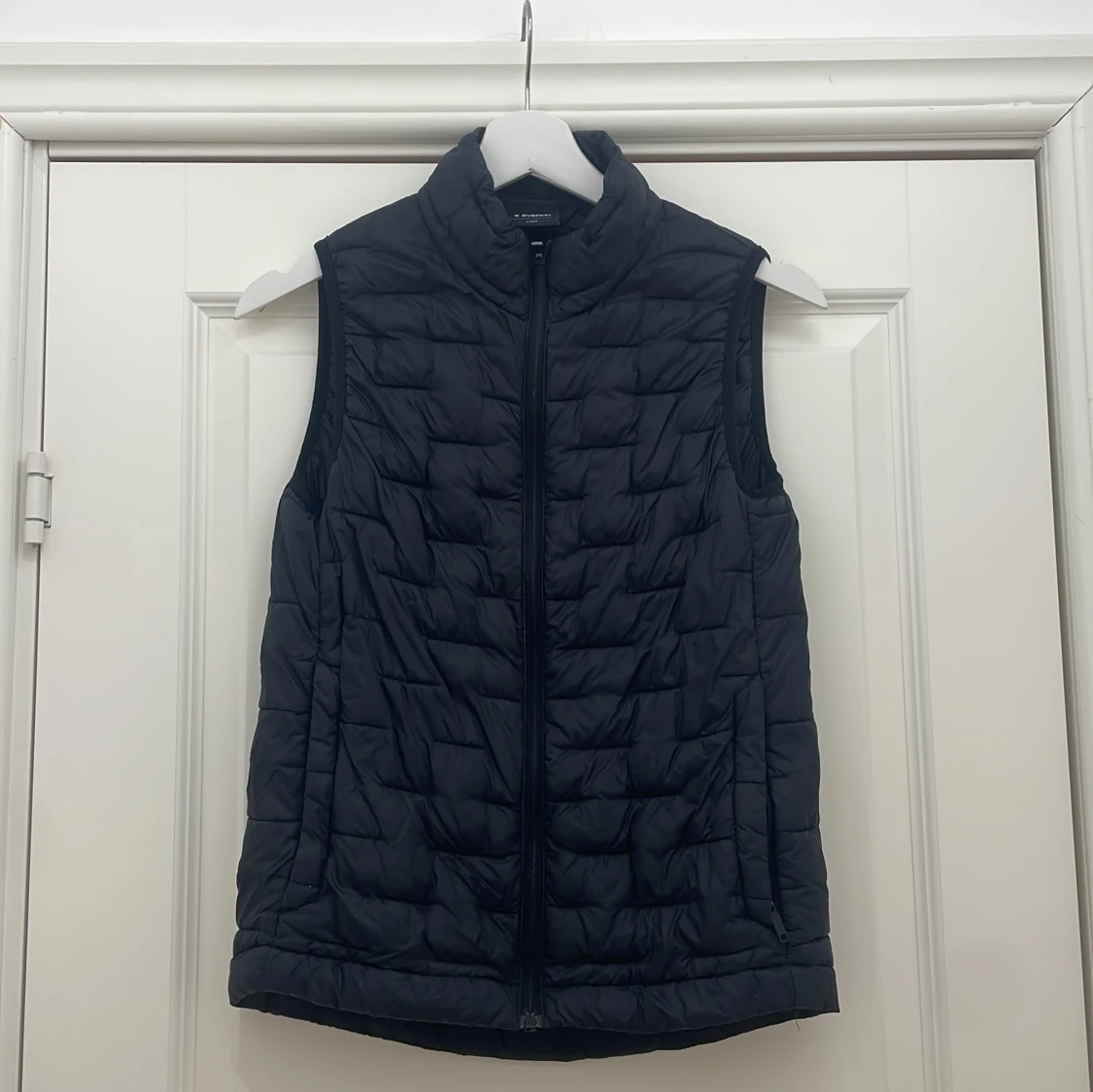 Svart quiltad dunväst