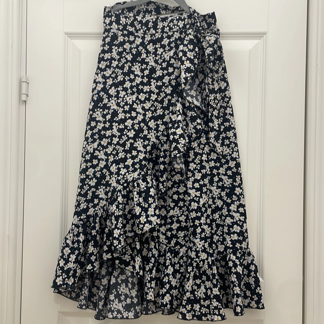 Blommig långkjol med volang