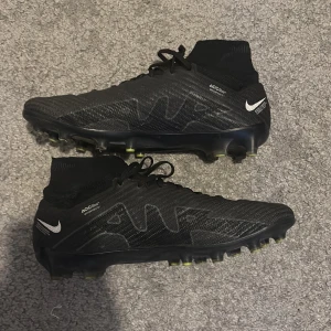 Fotbollsskor - Tja, Jag säljer ett par NIKE AIR ZOOM MERCURIAL SUPERFLY ELITE 9 AG-PRO. Nypris ligger på ungefär 3000 kr men säljer betydligt billigare. Dem är i mycket bra skick och används få gånger. Om du har några frågor kan du skriva till mig!