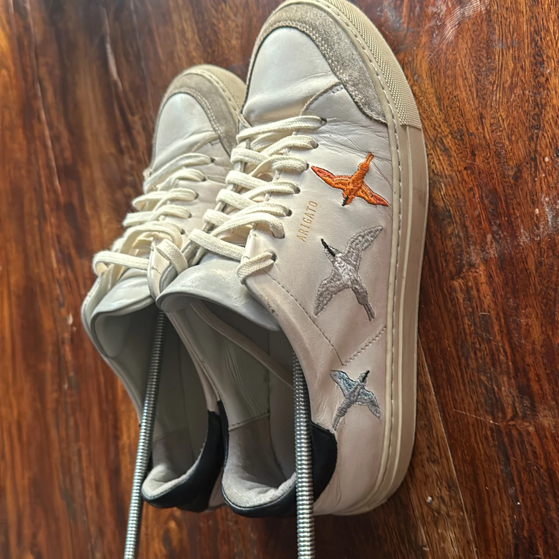 Vita sneakers med broderade fåglar - 1