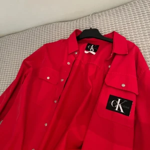 Calvin klein jeans jacka  - Sprillans ny sommarjacka 🔴endast använd 1-2 gånger. Jackan är köpt från butiken Joel i västra götaland för 1800kr. Säljs då den tar onödig plats i garderoben. Storlek L på jackan, fler bilder fås i chatt 😊