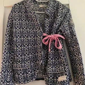 Odd Molly kofta - Jag säljer min blå/vit/rosa Odd Molly kofta. Den är i väldigt fint skick! Kontakta mig om du är intresserad, har fler frågor eller vill ha mer bilder💞Den är i storlek 0 alltså xs!