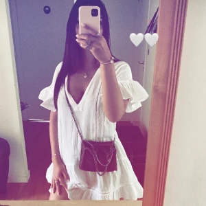 Vit kortklänning med volangdetaljer - Säljer denna jätte fina klänning med volang detaljer. Den är endast andvänd ett fåtal gånger. Jätte fin nu till sommaren. Pris går inte att diskutera. Hör gärna av dig för flera bilder💗