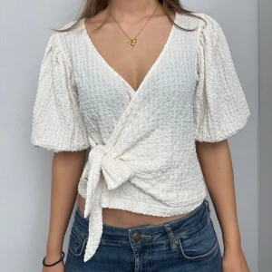 Vit omlottopp från Monki -  Vit omlottopp från Monki