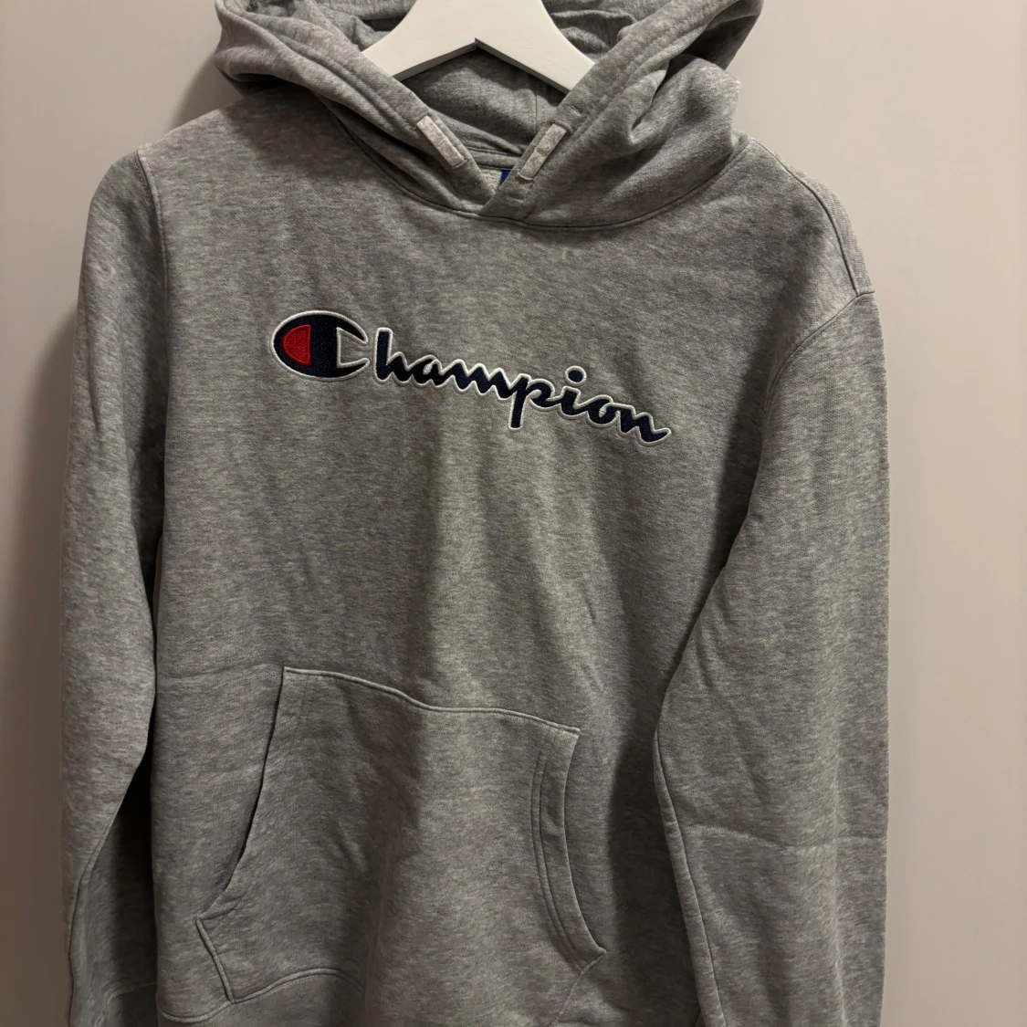 Grå hoodie från Champion