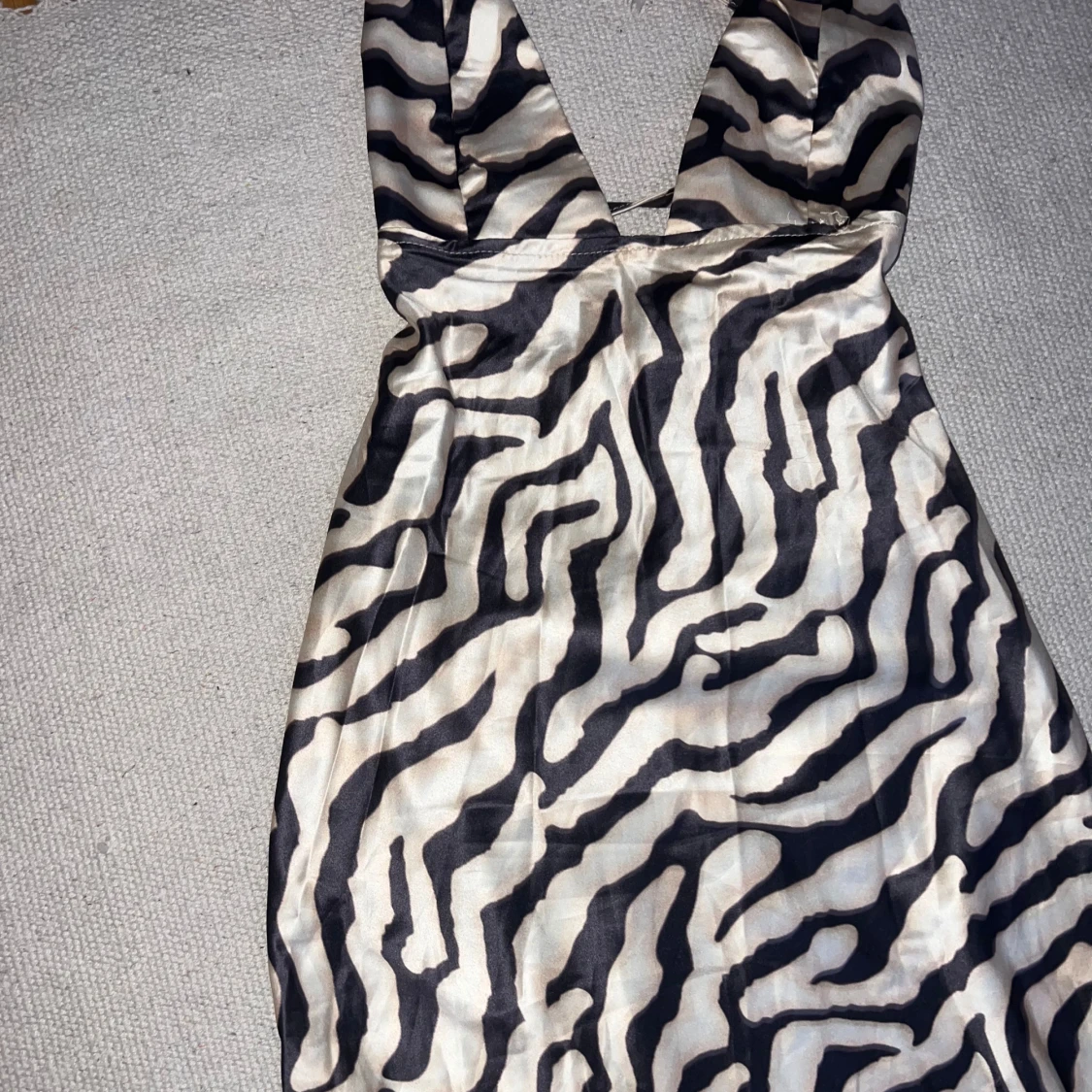 Zebramönstrad långklänning med öppen rygg - 4