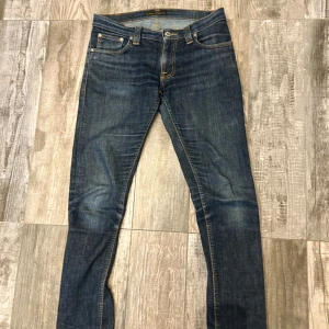 Blå jeans från Nudie - Säljer ett par riktigt feta nudie jeans 🔥. Säljer jeansen pågrund av att de är för små för mig.