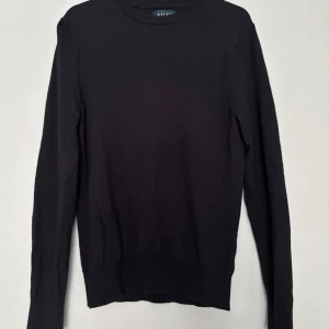 Merino ull Riley tröja - Mörkblå/svart merinoull tröja från Riley|| S sitter lite åt XS hållet men funkar för båda|| skriv vid frågor