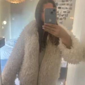 Vit teddyjacka med dragkedja - Mysig trendig teddyjacka med dragkedja framtill. Perfekt för vintern/våren!💕Bra skick