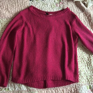 Rosa stickad tröja från H&M Divided - Säljer en snygg rosa stickad tröja från H&M Divided. Tröjan har en rund halsringning och längre ärmar. Passar bra till både jeans och kjol. 🌸