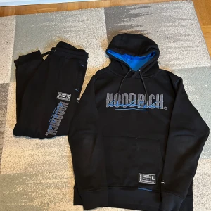 Hoodie och mjukisbyxor Hoodrich - Säljer min Hoodrich hoodie och mjukisar, går att köpa separat för rätt pris. De har en ”cool” stil och passar perfekt för en chill vardags look, väldigt bekväma. 