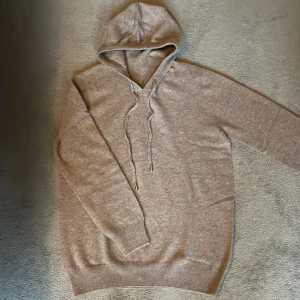 Merinoull Hoodie - En riktigt stilren Merinoull hoodie i en beige färg! Storlek M. Aldrig använd, bara testad 1 gång🌟 Hör av dig vid intresse eller minsta fundering😊