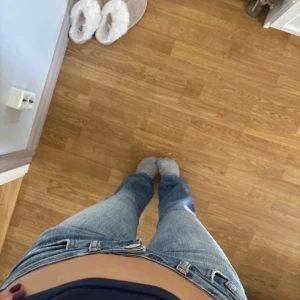 GUESS Jeans - Säljer mina Guess jeans! Super fina och passar i längden för mig som är 166, säljer då jag har en andra massa jeans och dessa inte kommer till användning