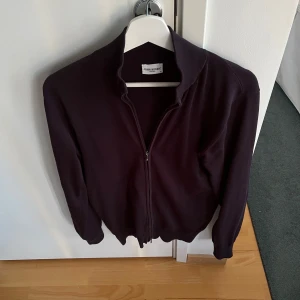John Henric merino fullzip - Fullzip från John henric i merinoull | mörkblå | strl S | fler bilder går att fixa🙌