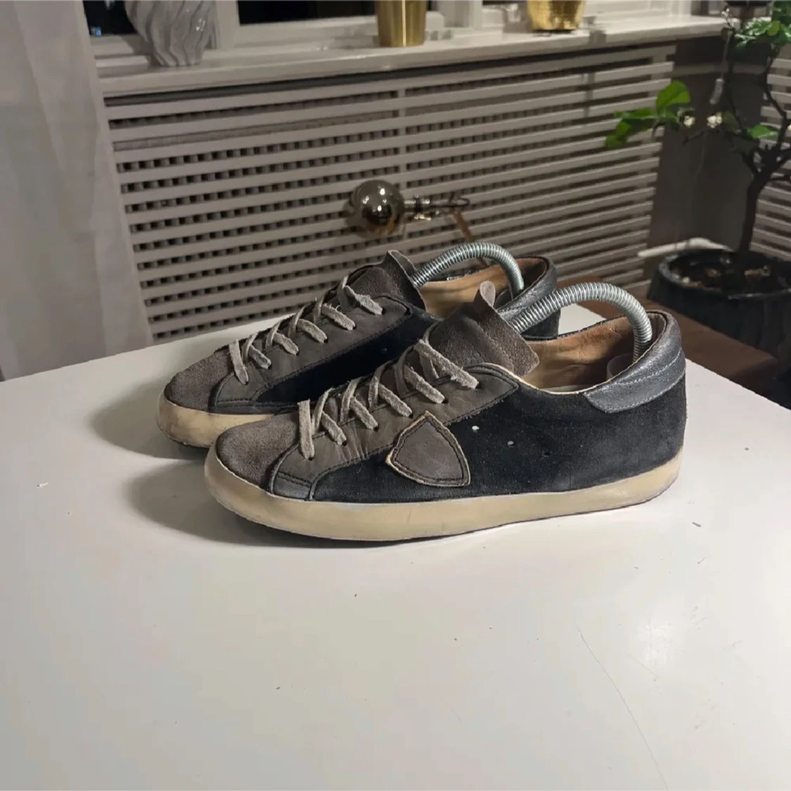 Grå svarta philippe model sneakers med snörning - 1