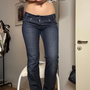 Mörkblå jeans från Lee - Snygga mörkblå lågmidjade jeans från Lee. Byxorna är sydda på insidan, det syns inte på utsidan och påverkar inte jeansen funktion, om du vill se bilder på det är det bara att skriva! W28 L33