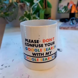 Vit mugg med text - Vit mugg med texten 'Please don't confuse your Google search with my Google search' i olika färger. Perfekt för kaffeälskare med humor. Muggen har ett klassiskt handtag och en blank yta. Meme mugg, presentmugg, rolig present