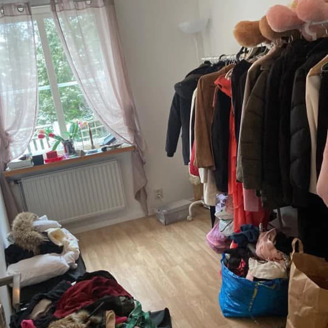 Svart dunjacka, festklänningar