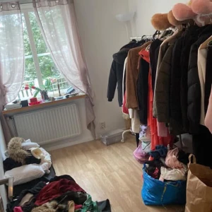 Svart dunjacka, festklänningar  - Säljer en svart dunjacka som är perfekt för kyliga dagar. Jackan har en klassisk design med dragkedja och långa ärmar. Den är både stilren och funktionell, vilket gör den till ett måste i garderoben.finns i norsborg botkyrka 