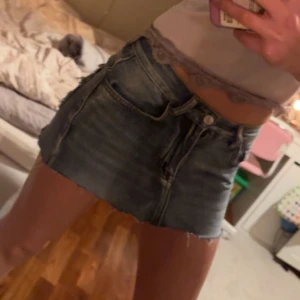 Jeanskjol med stjärnor på fickorna  - Säljer en cool jeanskjol med detaljerade stjärnor på fickorna där bak. Storlek xs/xxs. 