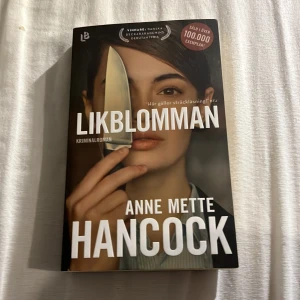 Likblomman - Spännande kriminalroman av Anne Mette Hancock. 'Likblomman' är en bok som håller högt tempo och serverar smarta vändningar. Följ journalisten Heloise Kaldan i en värld av mysterier och faror. Perfekt för dig som älskar deckare och thrillers.