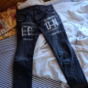  Dsquared2 byxor  - Dom är använda men i mycket bra skick super sköna snygga storlek 28 32