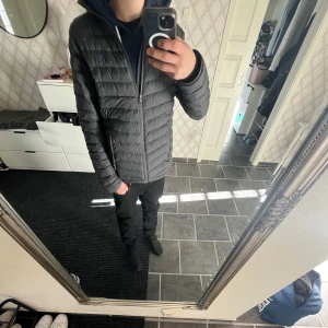 Grå dunjacka från Polo Ralph Lauren - Säljer en snygg grå dun jacka från Polo Ralph Lauren. Jackan har en dragkedja framtill och är långärmad. Perfekt för kyligare dagar med sin stilrena design och bekväma passform. Perfekt för kalla vårdagar👍🏻 storlek xs men passar även S