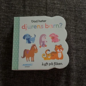 Vad heter djurens barn? - Charmig barnbok med titeln 'Vad heter djurens barn?' från Egmont Publishing. Boken har rejäla flikar som barn enkelt kan lyfta för att upptäcka vad som döljer sig under. Perfekt för nyfikna små barn som vill lära sig om djurens ungar.