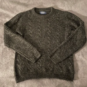 Kabelstickad pull&bear tröja  - En stilren kabelstickad knit från pull&bear🙌  tröjan är svart med vita nyanser i tyget lite överallt.  Hör av dig vid frågor, finns att mötas i Jönköping✅