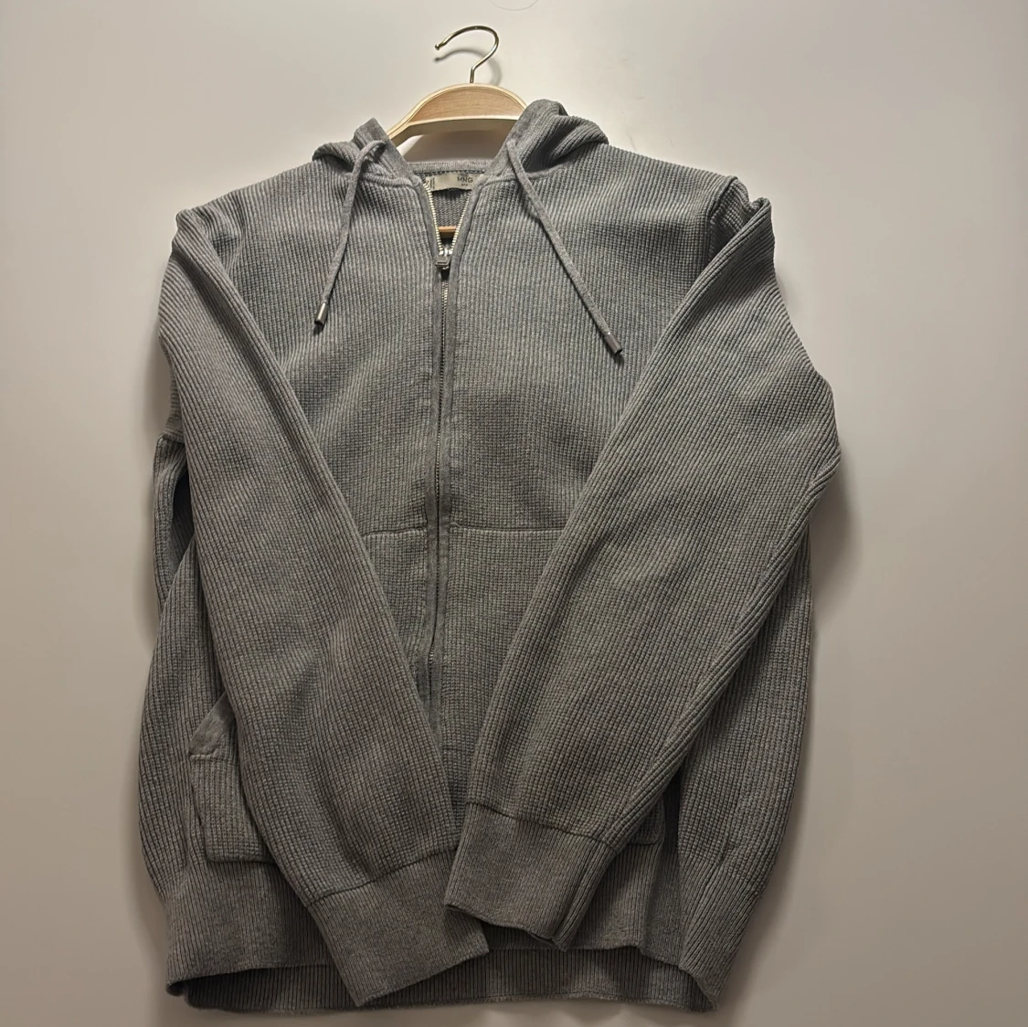 Grå stickad hoodie mango.