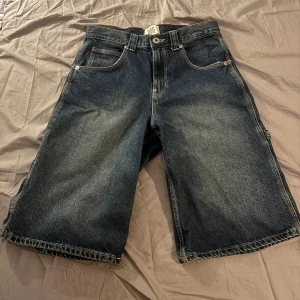 Shorts - Läs beskrivningen!! - KOM MED BUD!! Ett par väldigt fina ”BDG jorts” med storlek W27 vilket är storlek S/36 som är använda en gång. Inget sönder och det står BDG med röd söm på baksidan. Har också en liten ficka på sidan och insidan har röda detaljer. Skriv om du önskar mer bilder på dom! Köpta för 400kr