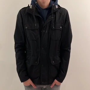 Fieldjacket från Gant - Säljer nu denna stilrena svarta fält jackan från Gant!🧥Perfekt nu inför våren som närmar sig🌱| Skick 8/10 | Storlek M | Nypris ca 3000kr💵| Pris går att diskuteras vid snabb affär, och som vanligt är det bara att skriva vid fler frågor!😸